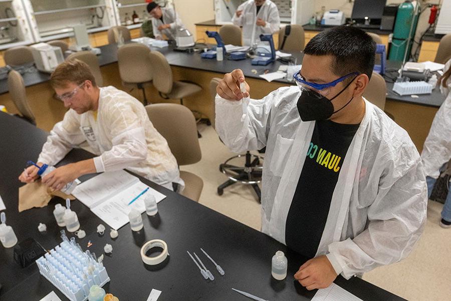 Two 火博体育 students preparing samples in the chemistry lab