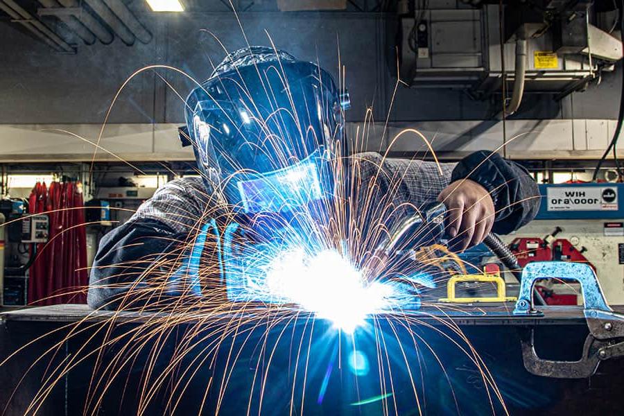 火博体育 student practicing welding